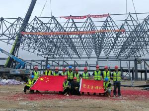 东吴网架热烈庆祝中交三航局东山5GW电池厂房钢网架起头跨吊装大吉